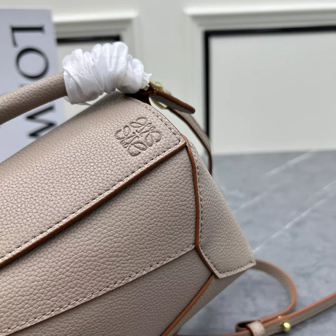 EasyMatch 2502 LOEWE AAA Quality Messenger Bags For Women