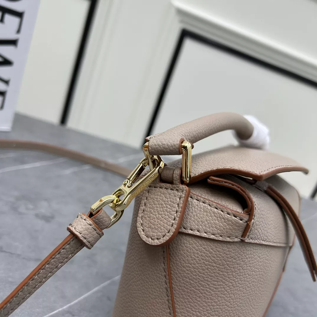 EasyMatch 2502 LOEWE AAA Quality Messenger Bags For Women