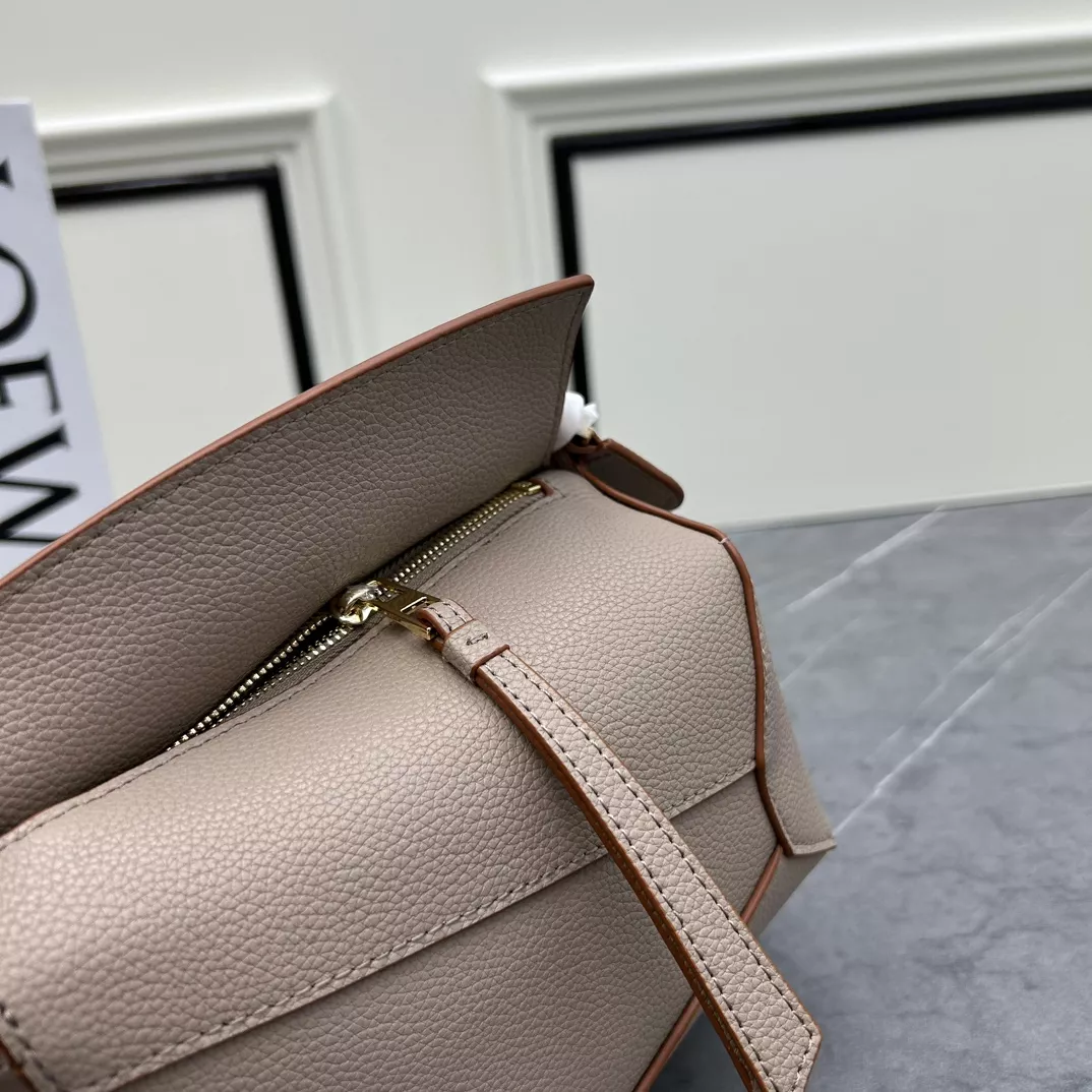 EasyMatch 2502 LOEWE AAA Quality Messenger Bags For Women