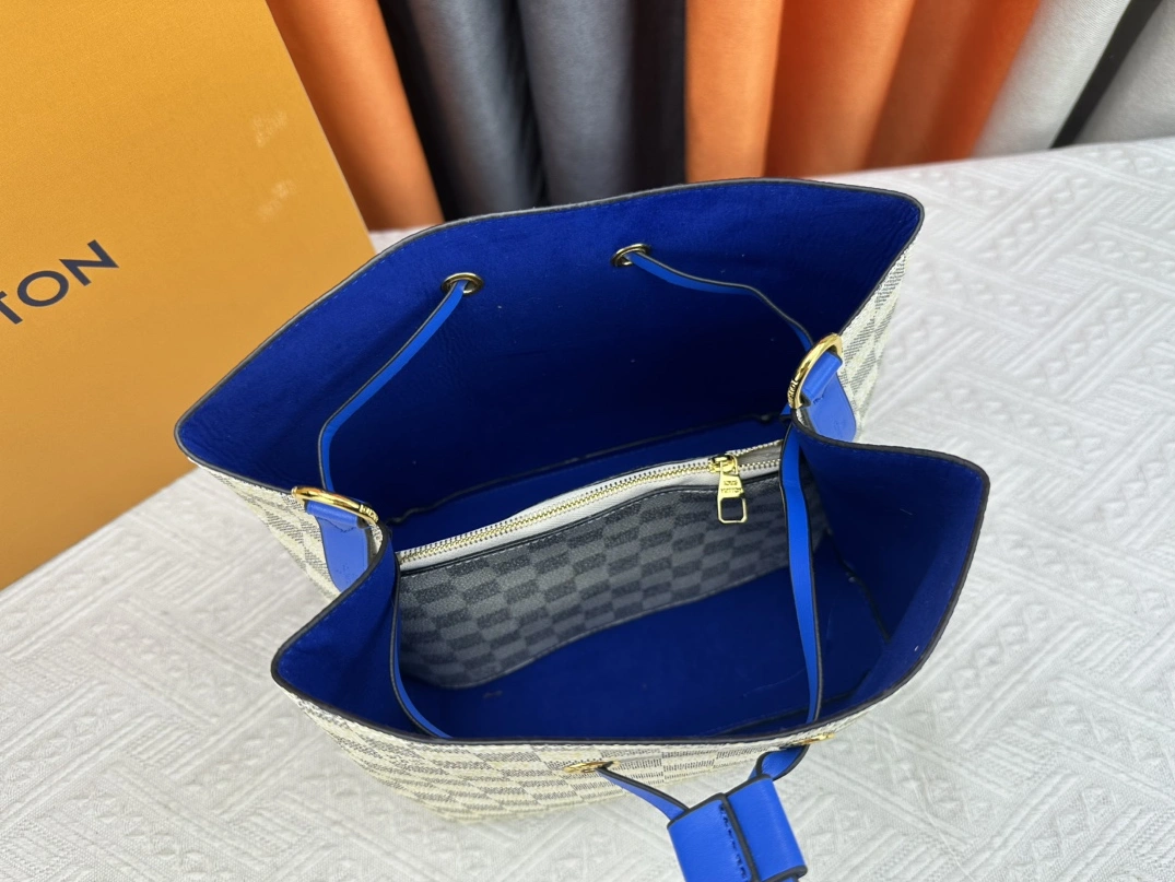 EasyMatch 2632 Louis Vuitton AAA Quality Messenger Bags For Women