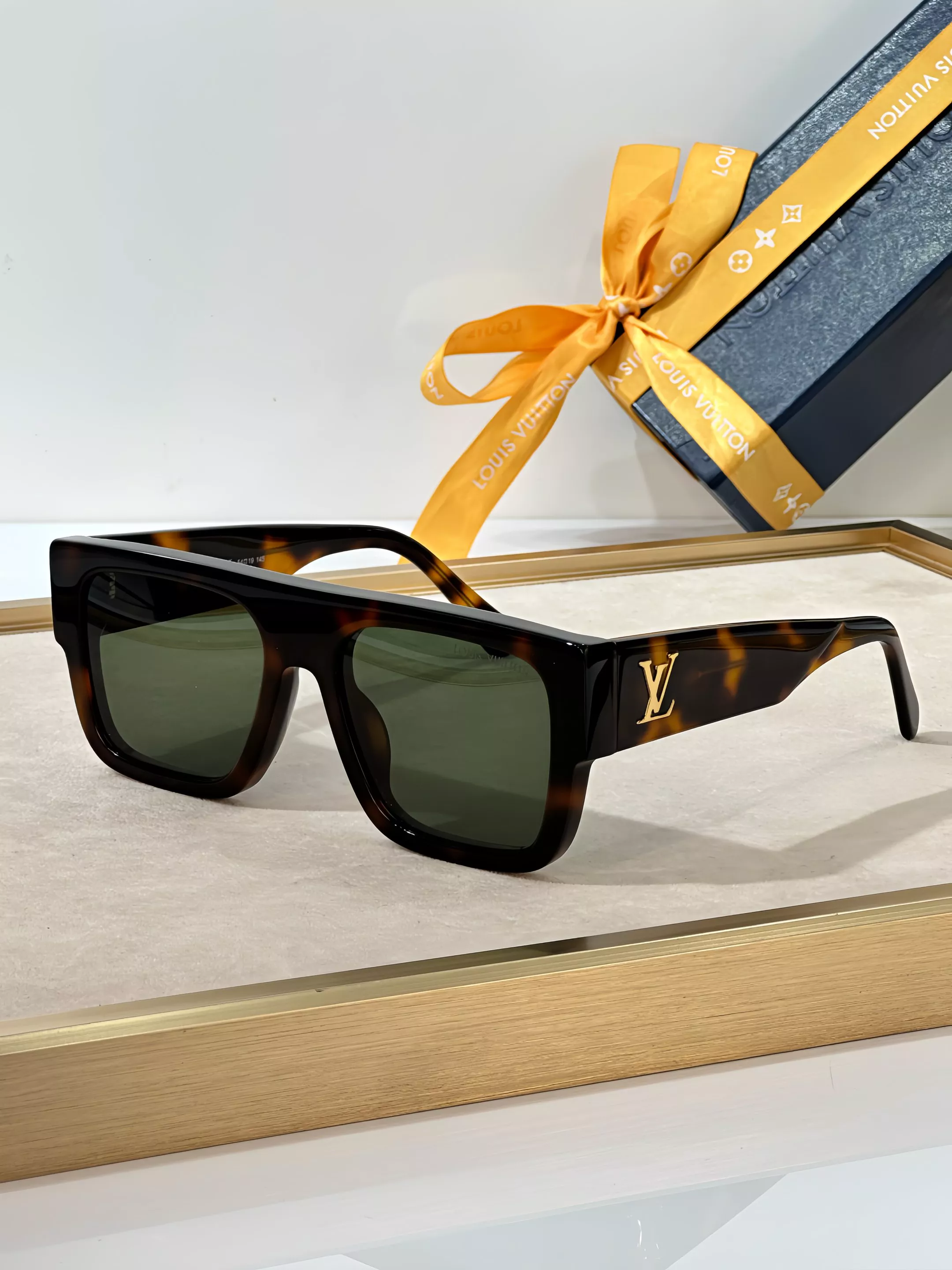 EasyMatch 4003 Louis Vuitton AAA Quality Sunglasses