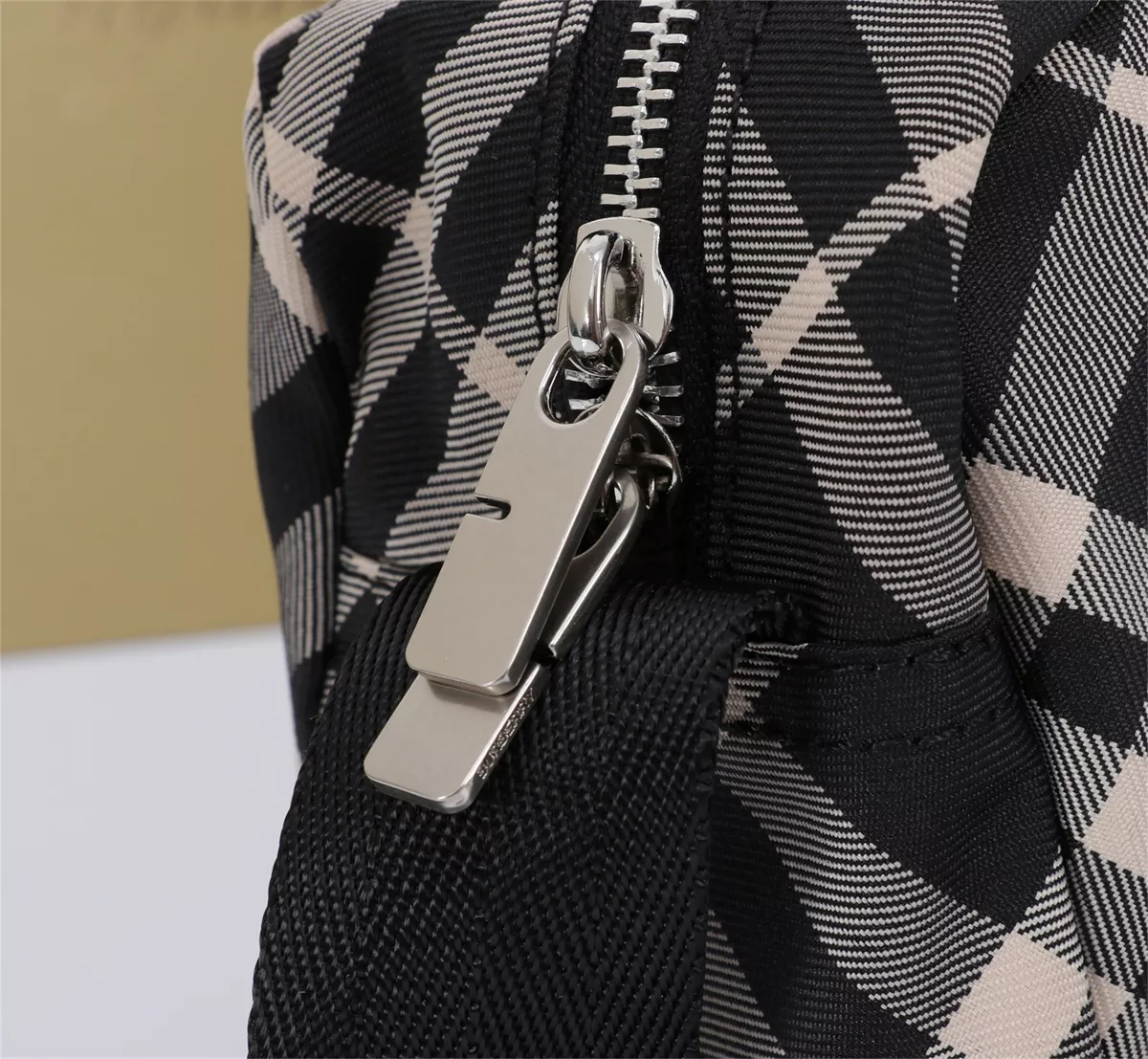 EasyMatch 4033 Burberry AAA Man Messenger Bags
