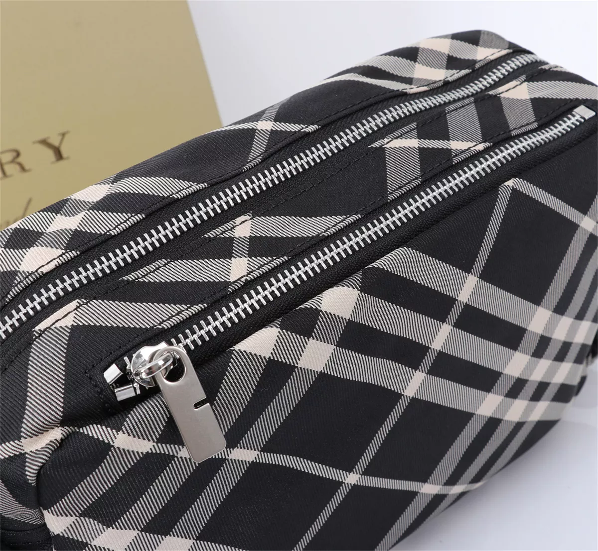 EasyMatch 4033 Burberry AAA Man Messenger Bags