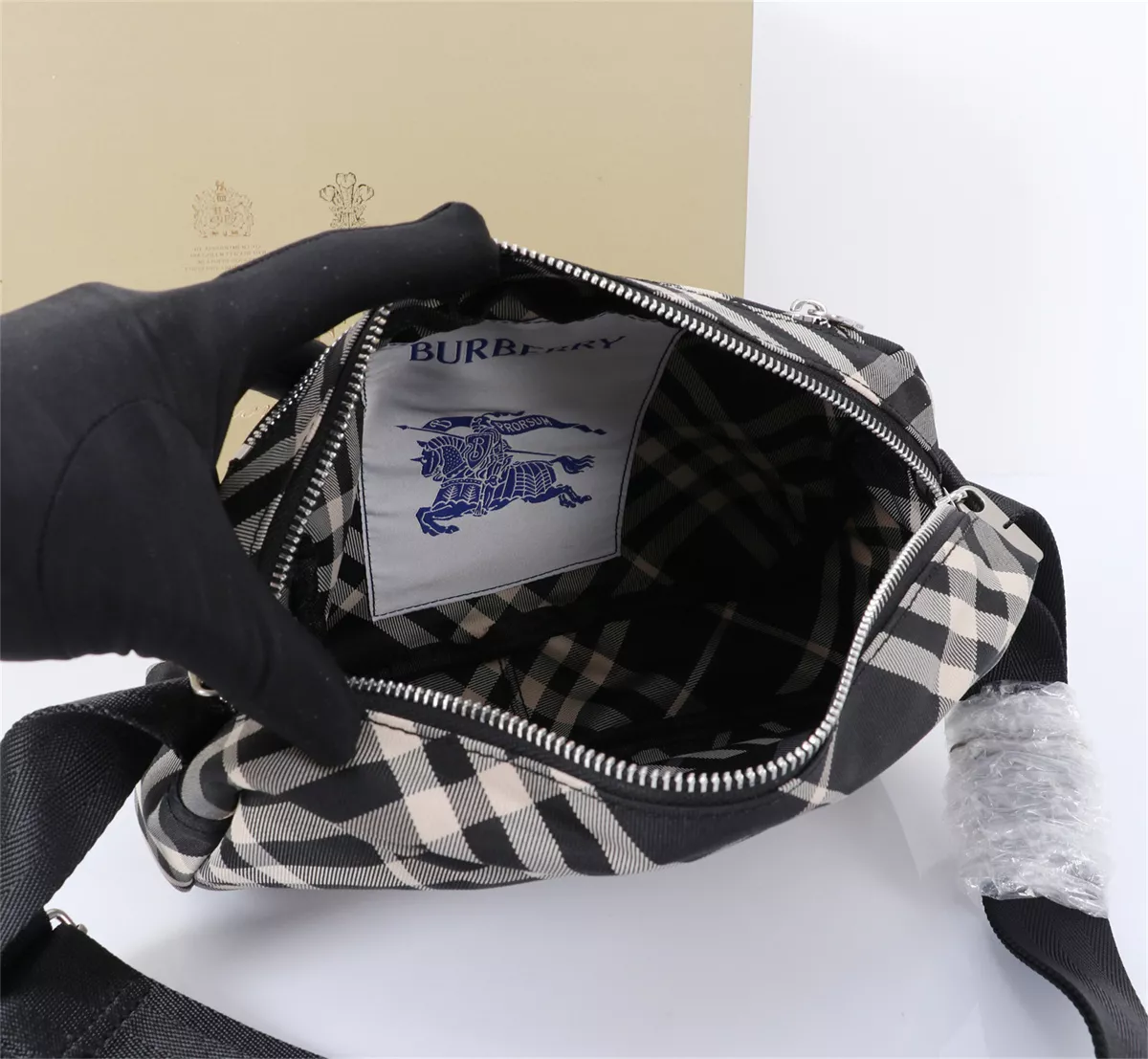 EasyMatch 4033 Burberry AAA Man Messenger Bags