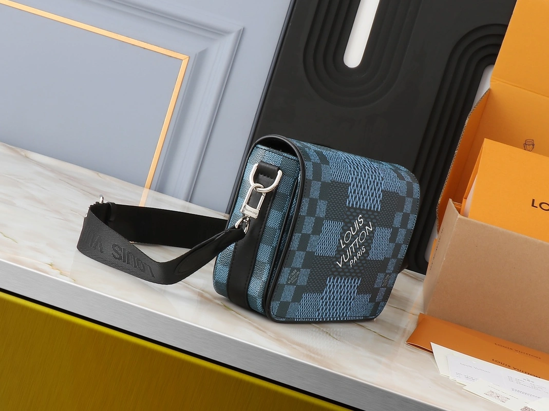 EasyMatch 4109 Louis Vuitton AAA Man Messenger Bags