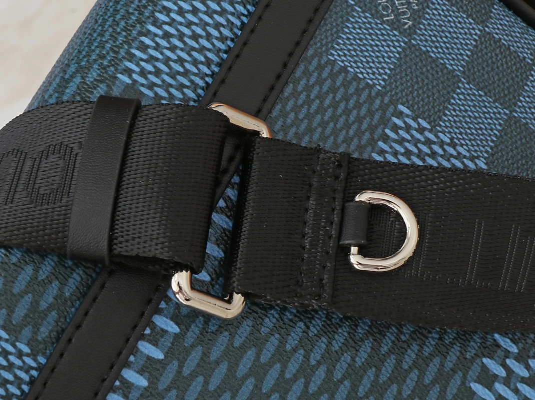 EasyMatch 4109 Louis Vuitton AAA Man Messenger Bags