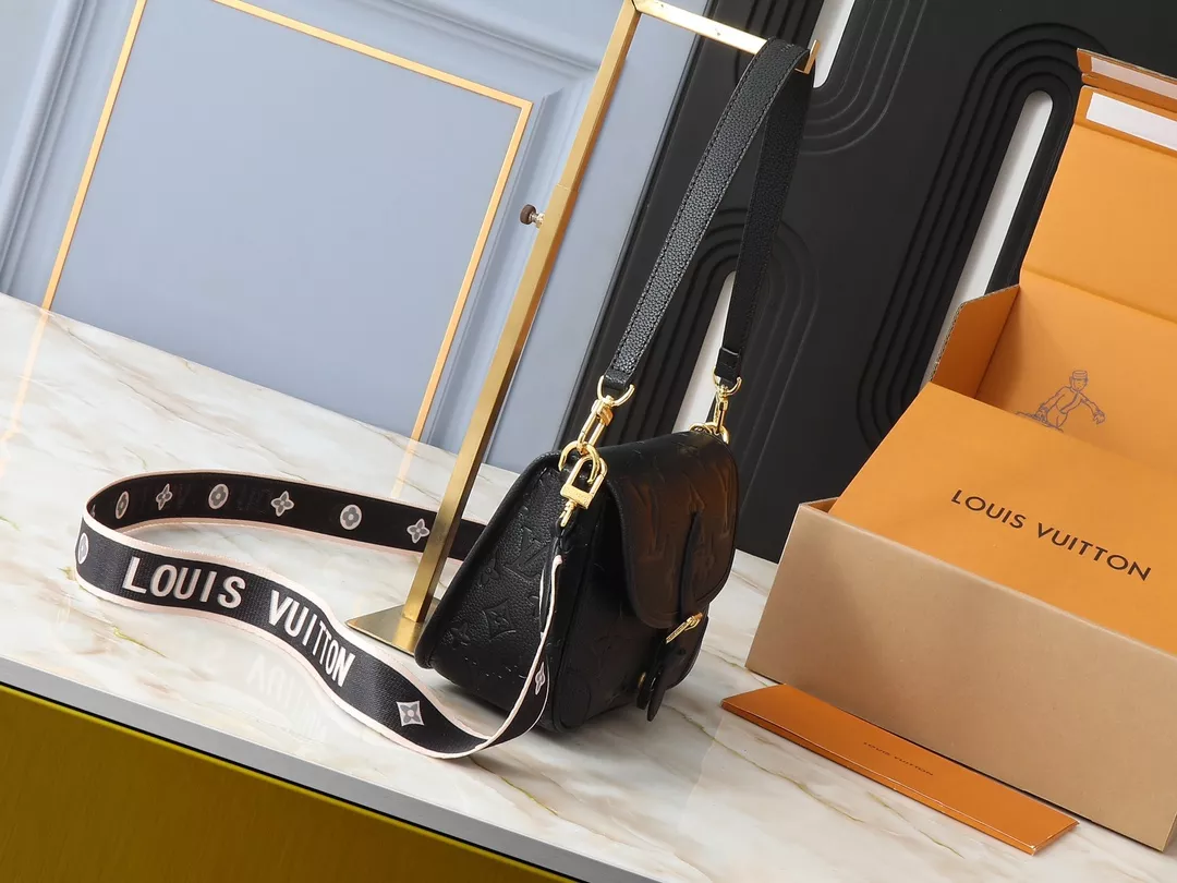 Efficient 2140 Louis Vuitton AAA Quality Messenger Bags For Women