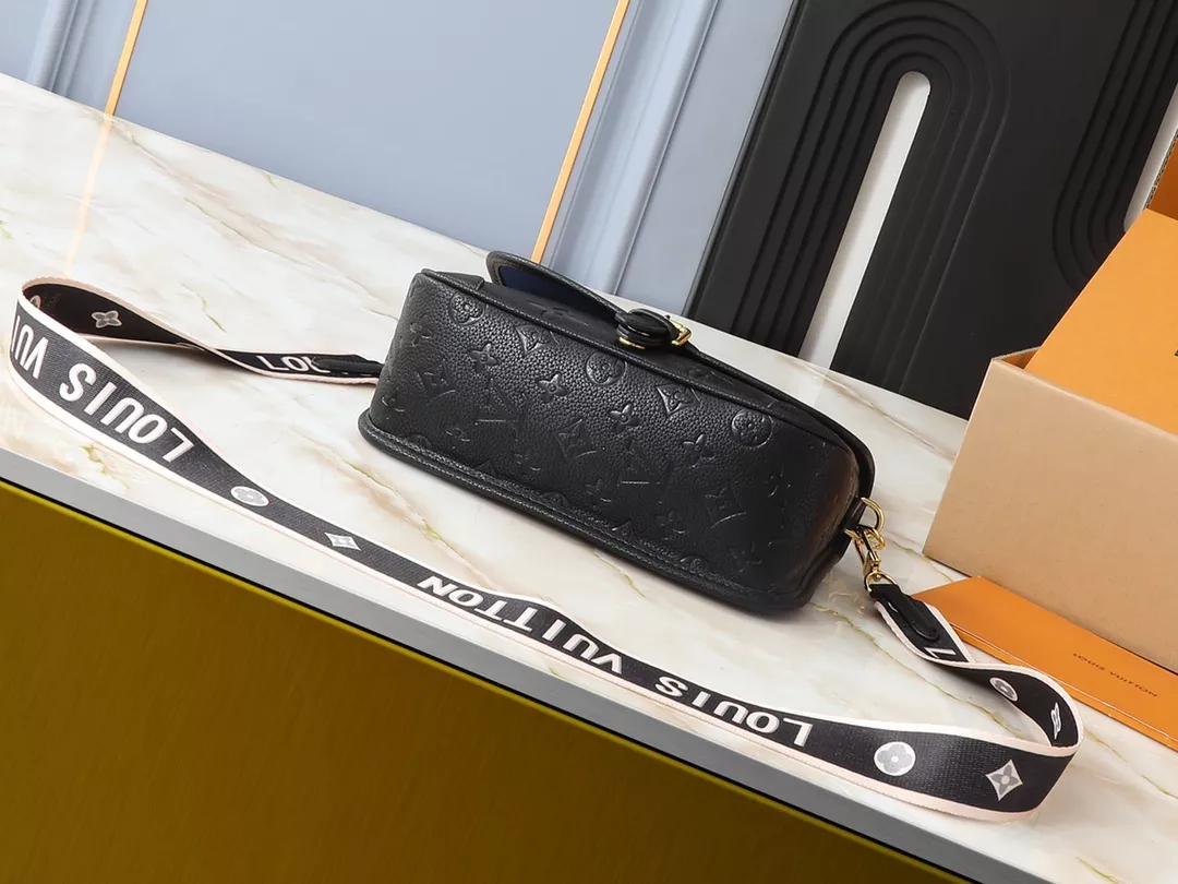 Efficient 2140 Louis Vuitton AAA Quality Messenger Bags For Women