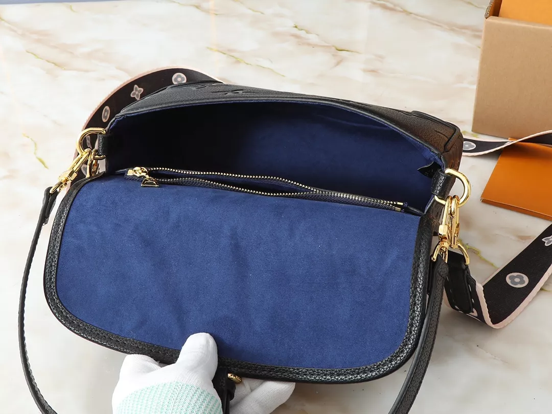 Efficient 2140 Louis Vuitton AAA Quality Messenger Bags For Women