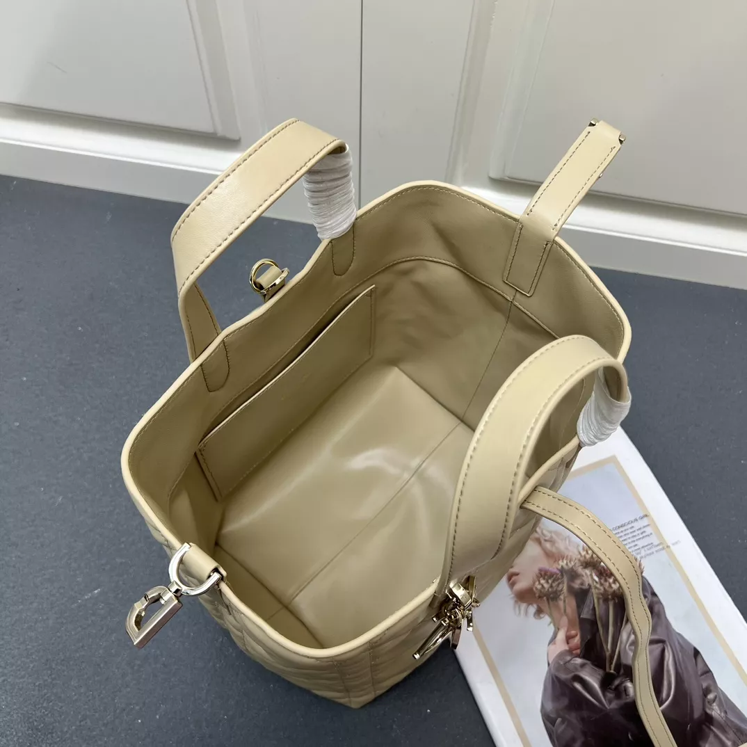 Efficient 2661 Christian Dior AAA Quality Handbags For Women