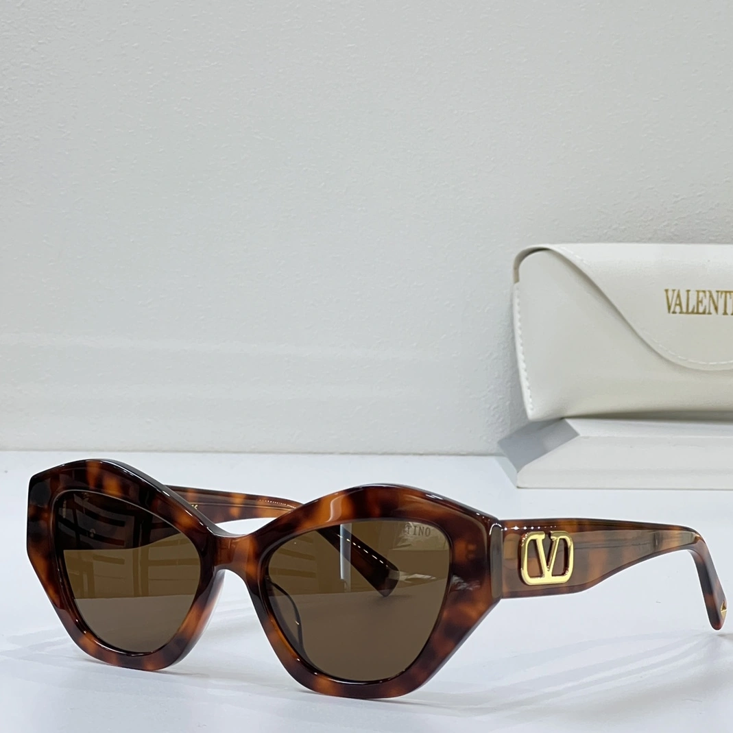 Efficient 329 Valentino AAA Quality Sunglasses
