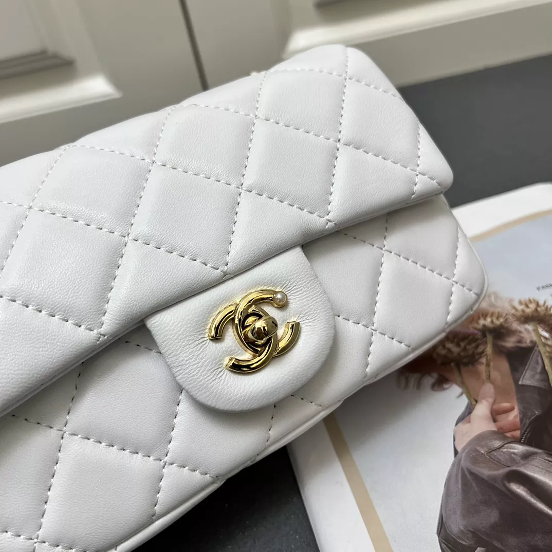 Efficient 4242 Chanel AAA Quality Messenger Bags For Women