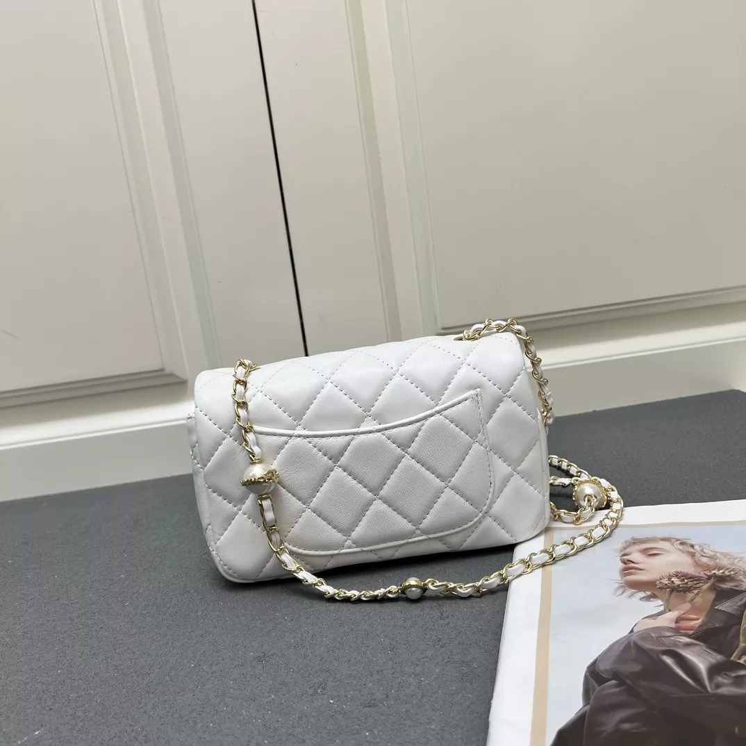 Efficient 4242 Chanel AAA Quality Messenger Bags For Women