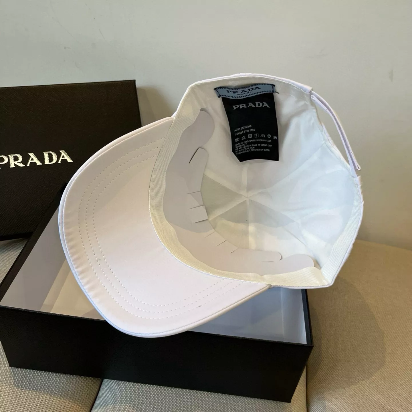 Efficient 4410 Prada Caps