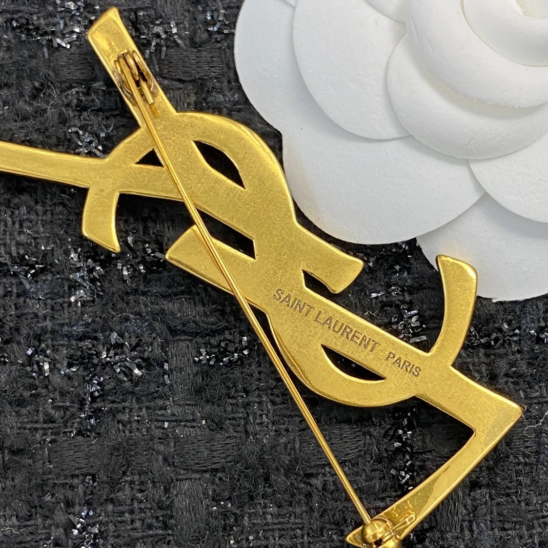 Efficient 4924 Yves Saint Laurent Brooches