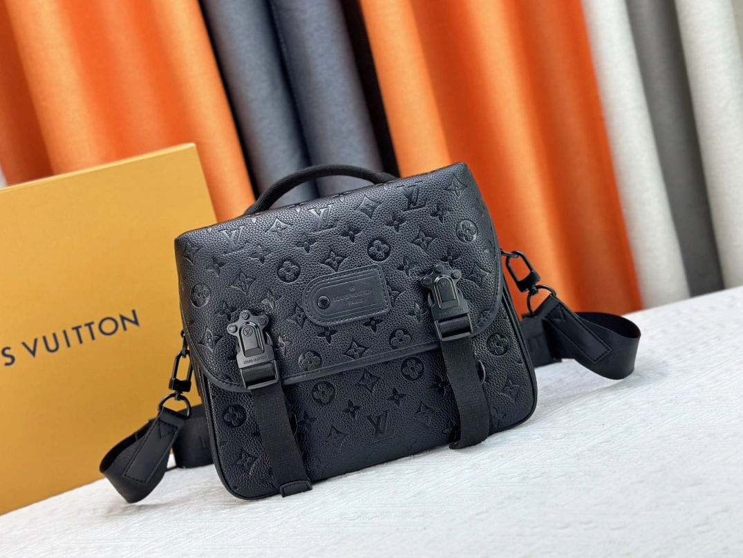 Efficient 6701 Louis Vuitton AAA Man Messenger Bags