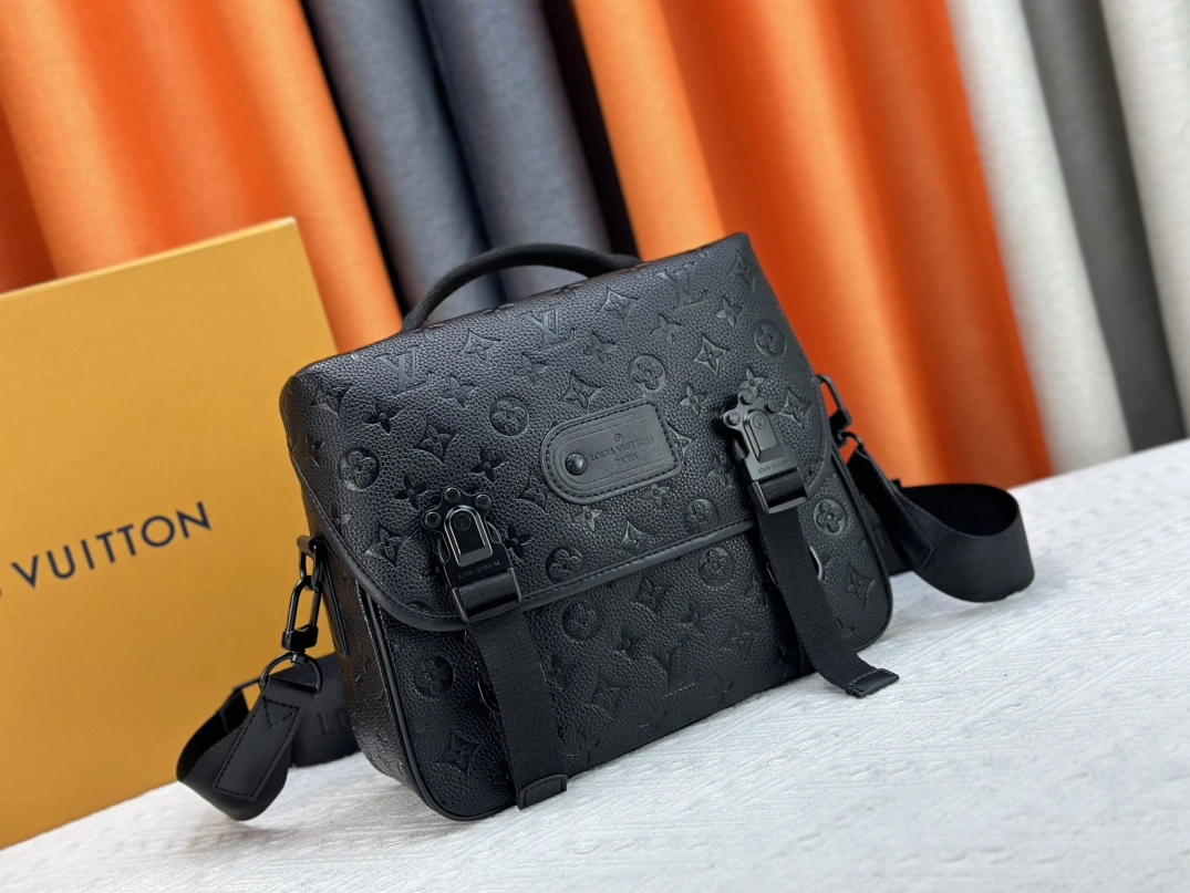 Efficient 6701 Louis Vuitton AAA Man Messenger Bags