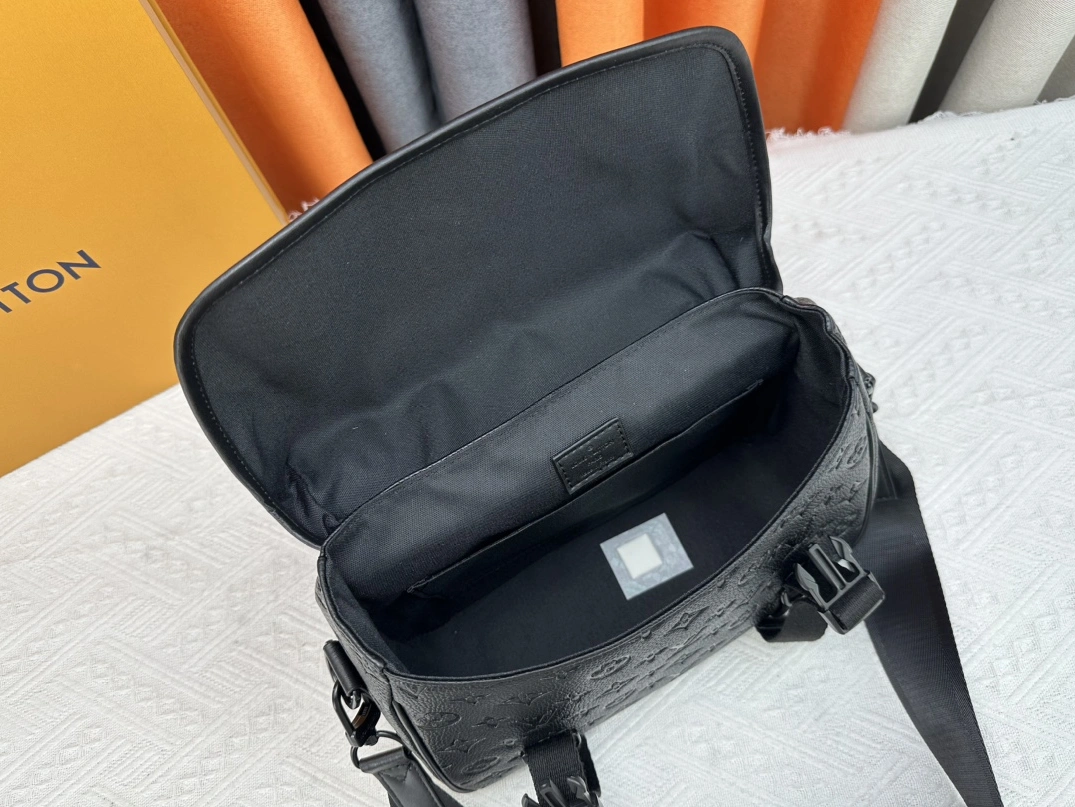 Efficient 6701 Louis Vuitton AAA Man Messenger Bags
