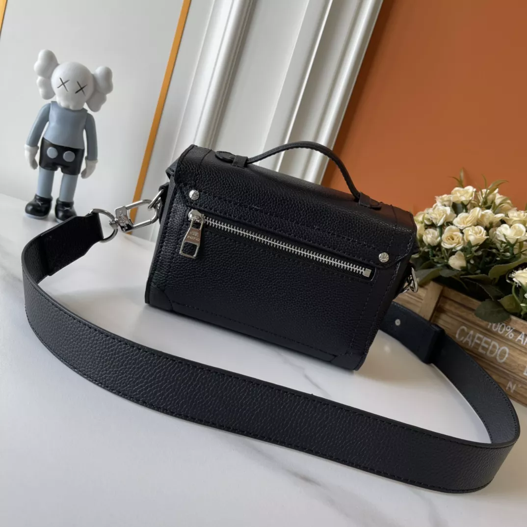Efficient 7052 Louis Vuitton AAA Quality Messenger Bags For Unisex