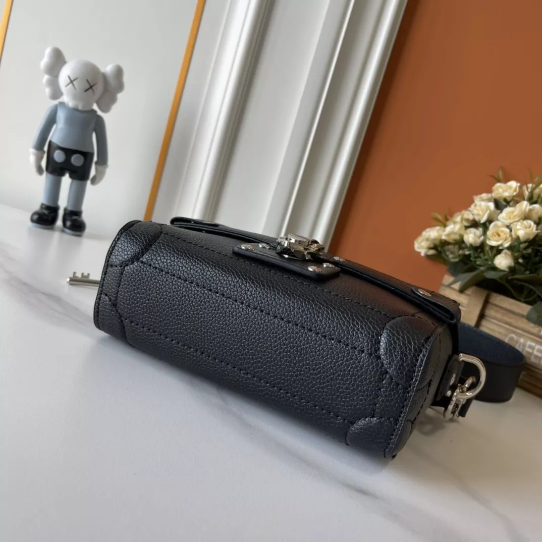 Efficient 7052 Louis Vuitton AAA Quality Messenger Bags For Unisex
