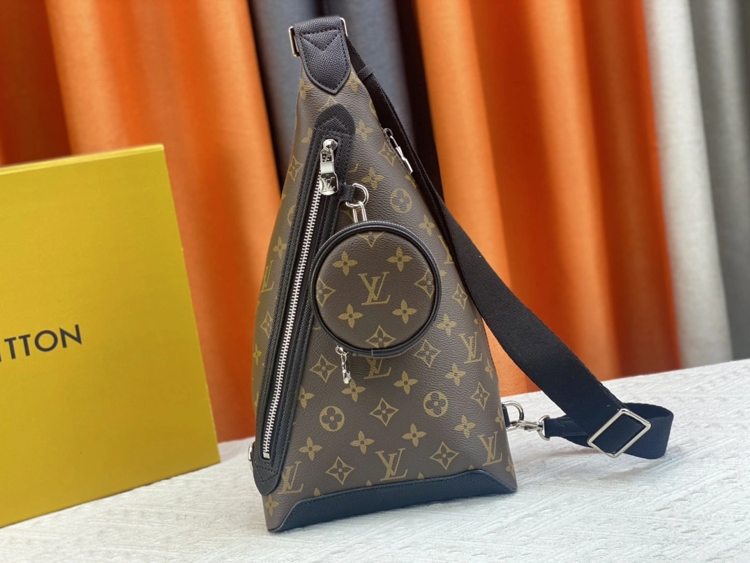 Efficient 8764 Louis Vuitton AAA Man Messenger Bags