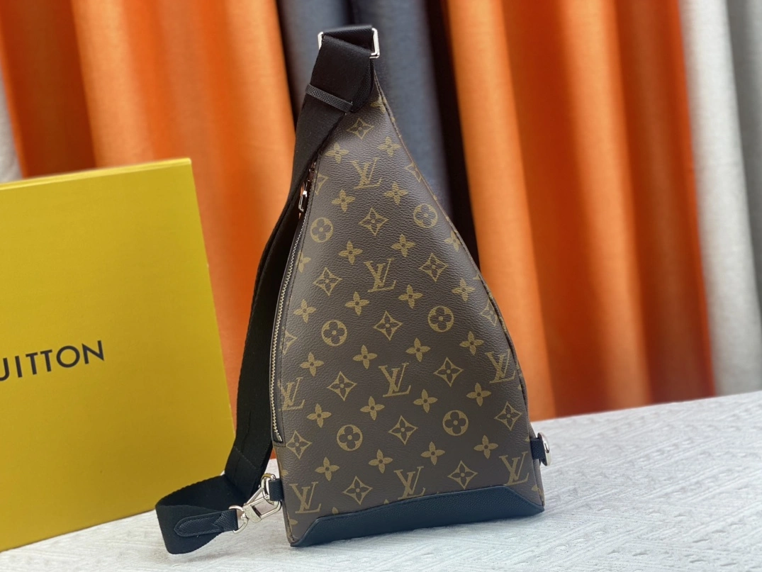 Efficient 8764 Louis Vuitton AAA Man Messenger Bags