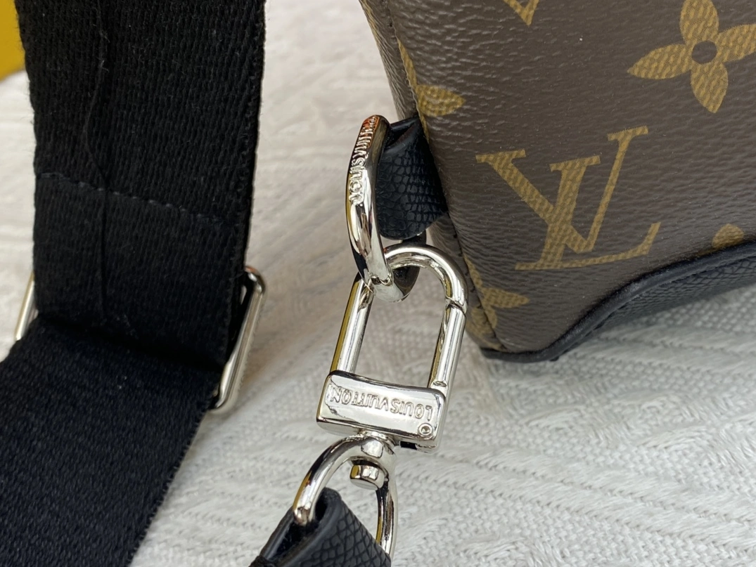 Efficient 8764 Louis Vuitton AAA Man Messenger Bags