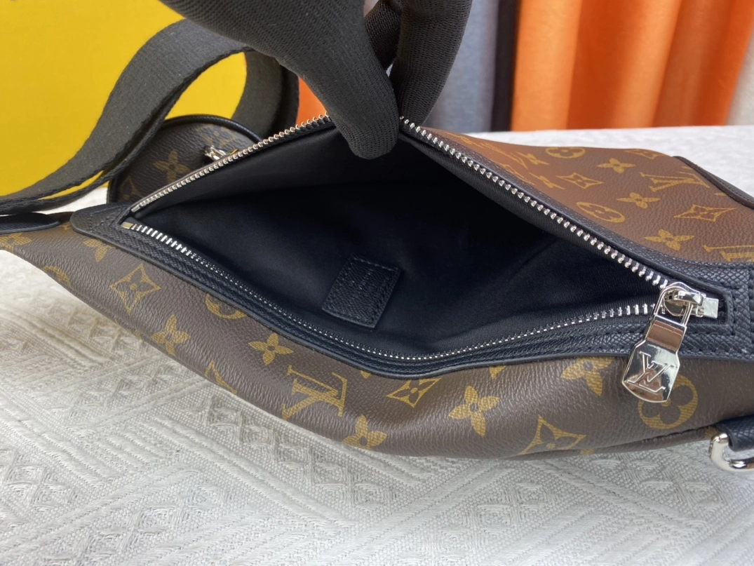 Efficient 8764 Louis Vuitton AAA Man Messenger Bags
