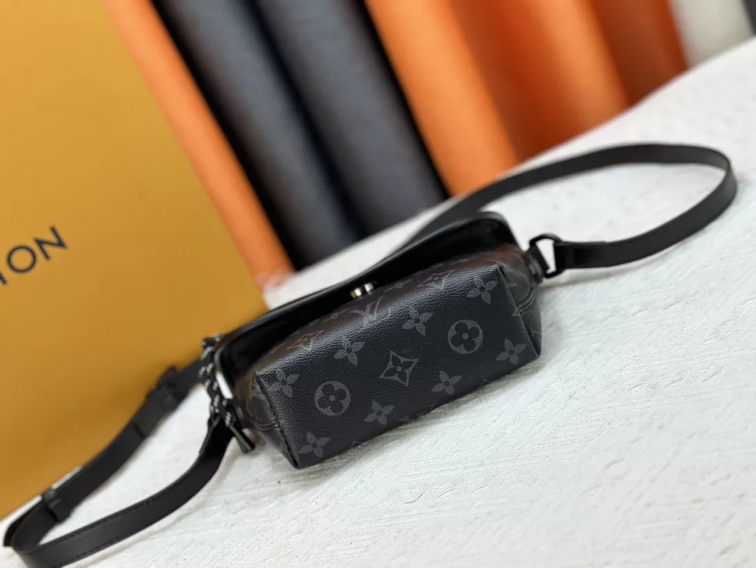 Elegant 1191 Louis Vuitton AAA Quality Messenger Bags For Unisex