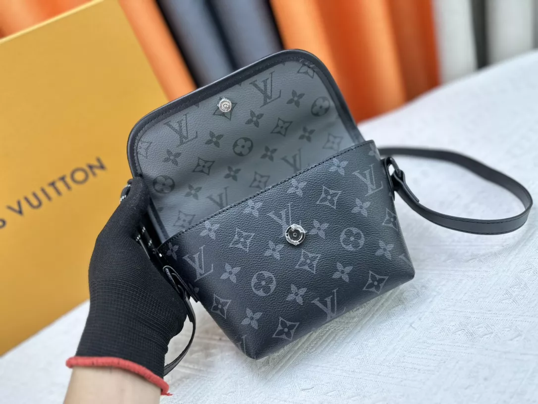 Elegant 1191 Louis Vuitton AAA Quality Messenger Bags For Unisex