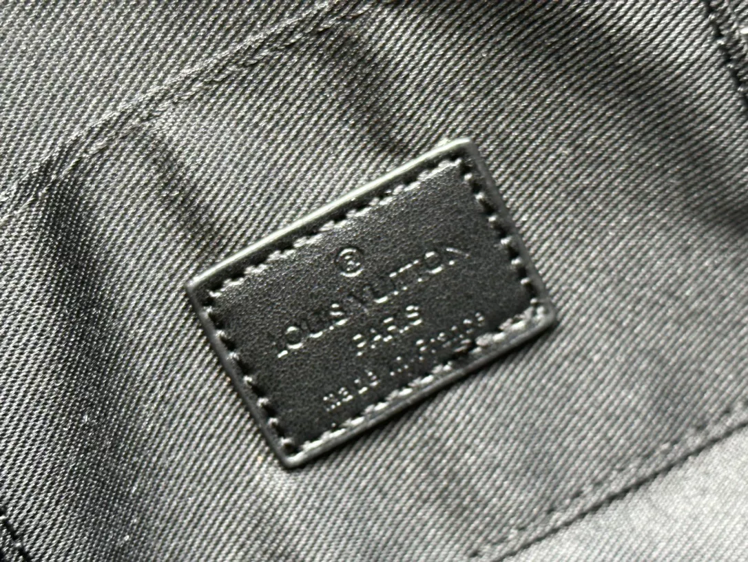 Elegant 1191 Louis Vuitton AAA Quality Messenger Bags For Unisex
