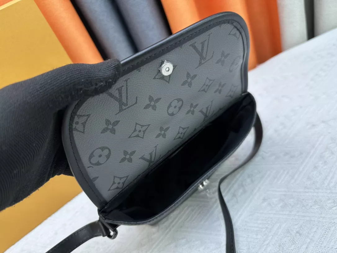 Elegant 1191 Louis Vuitton AAA Quality Messenger Bags For Unisex