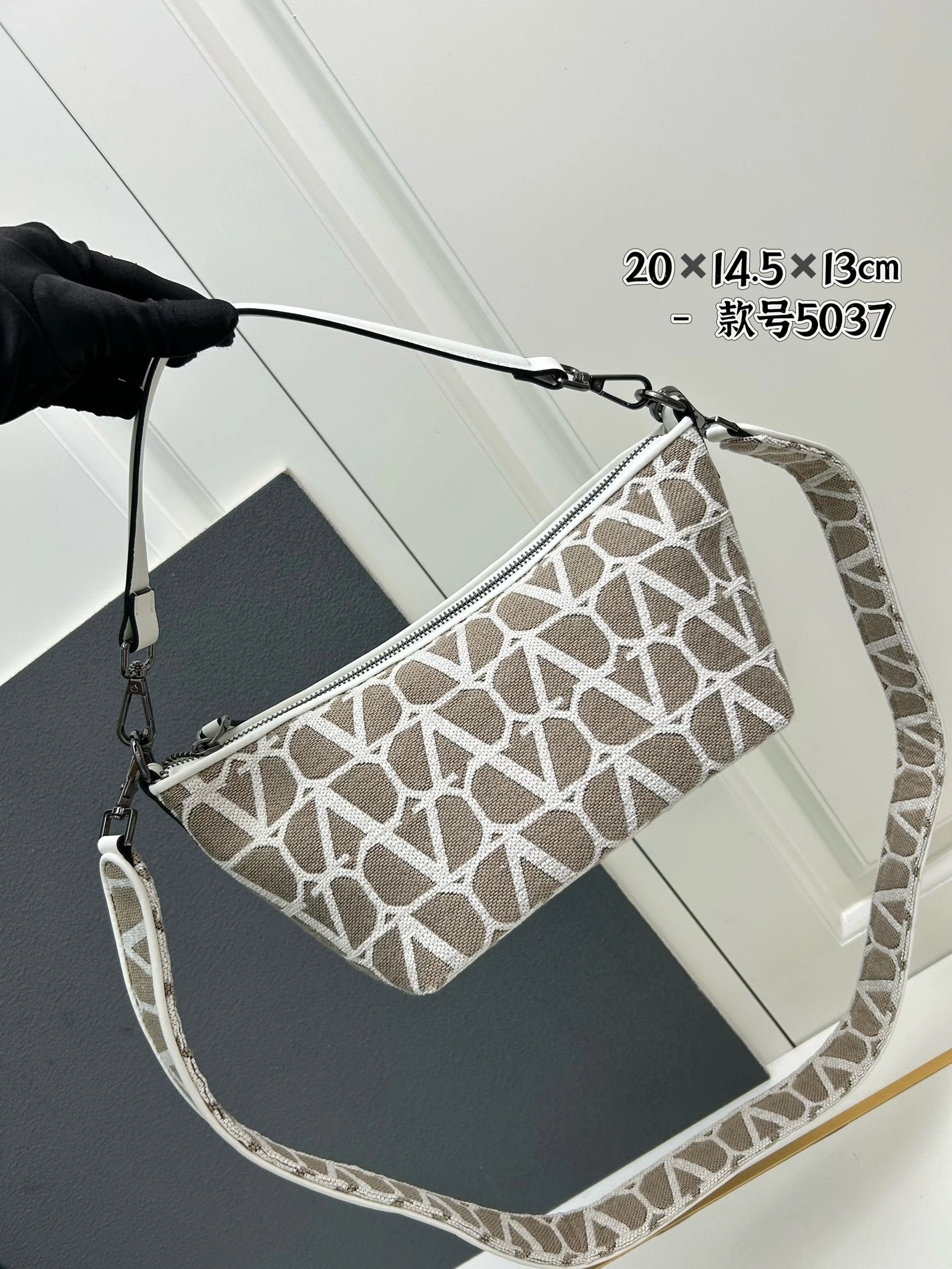 Elegant 1865 Valentino AAA Quality Messenger Bags For Women