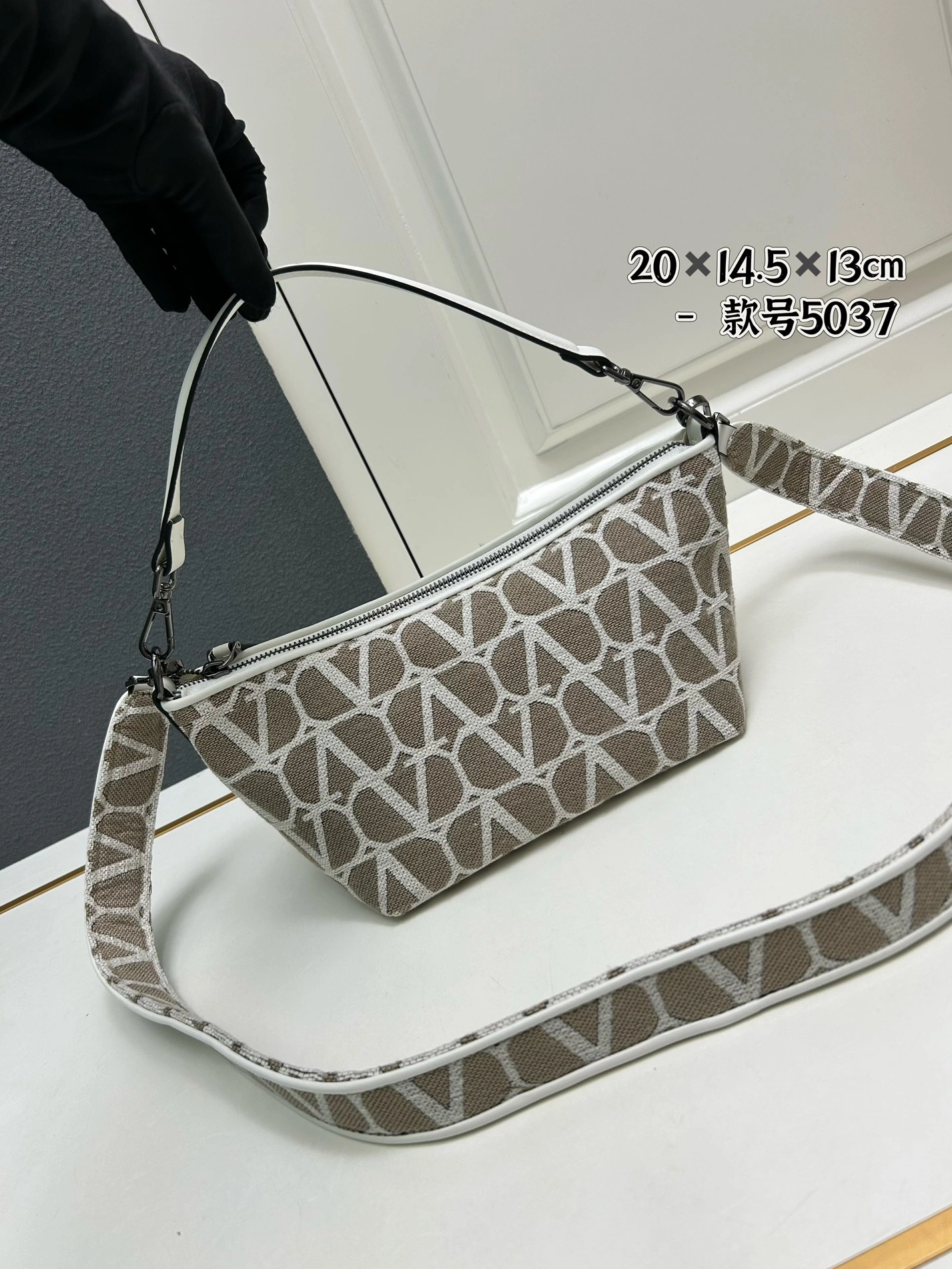 Elegant 1865 Valentino AAA Quality Messenger Bags For Women