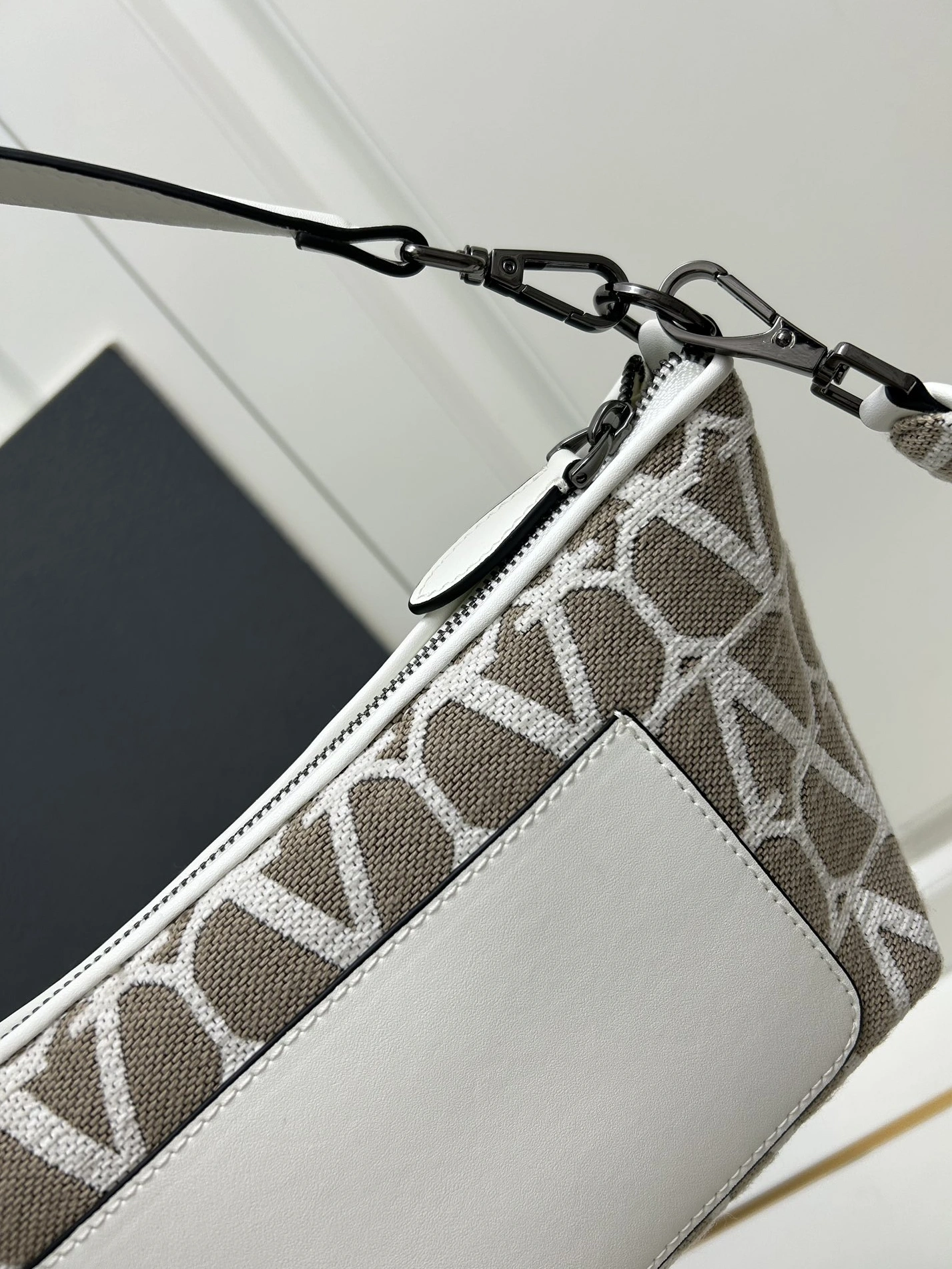 Elegant 1865 Valentino AAA Quality Messenger Bags For Women