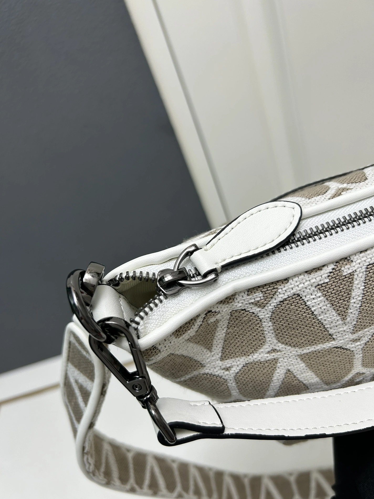 Elegant 1865 Valentino AAA Quality Messenger Bags For Women