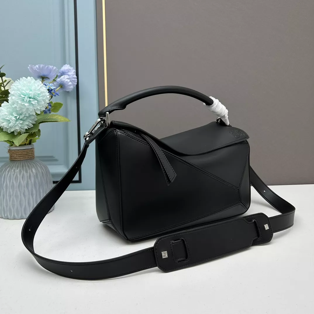 Elegant 2432 LOEWE AAA Quality Messenger Bags For Women