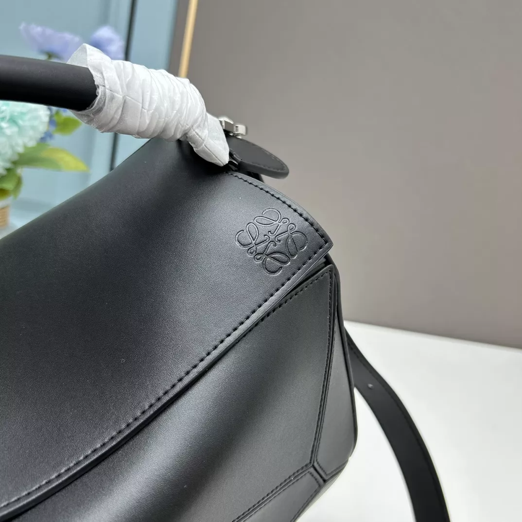 Elegant 2432 LOEWE AAA Quality Messenger Bags For Women