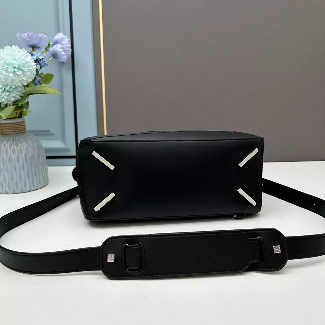 Elegant 2432 LOEWE AAA Quality Messenger Bags For Women