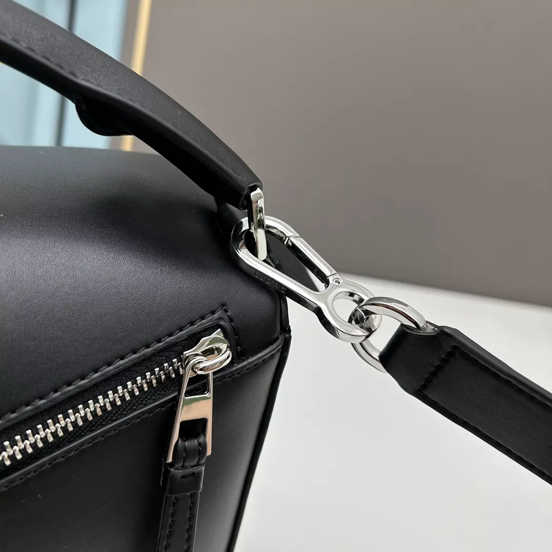 Elegant 2432 LOEWE AAA Quality Messenger Bags For Women