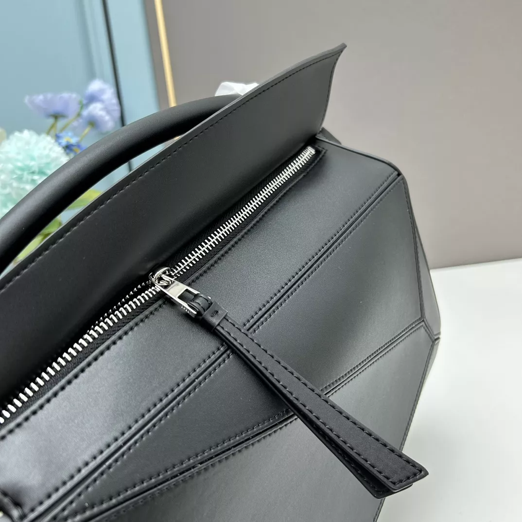 Elegant 2432 LOEWE AAA Quality Messenger Bags For Women