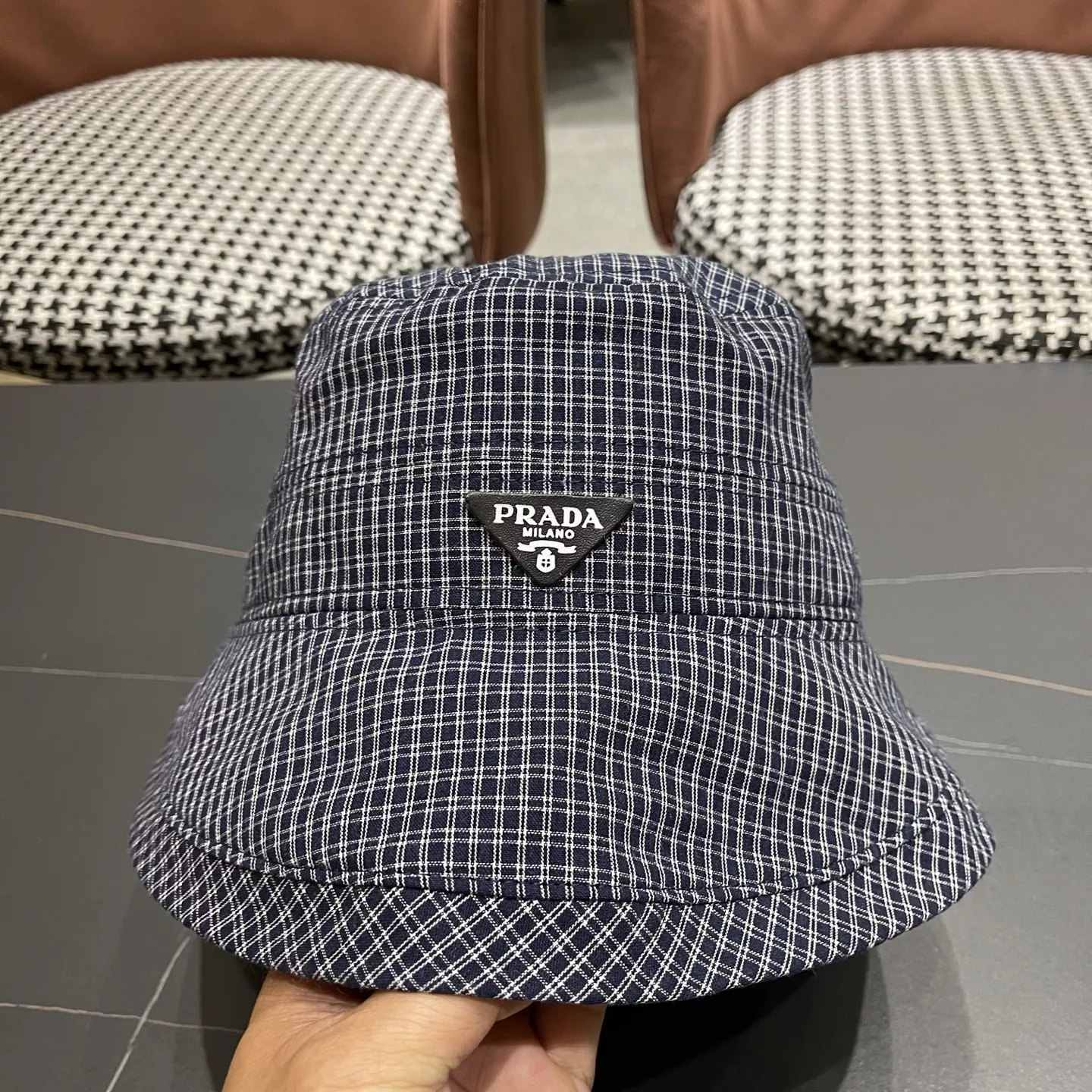 Elegant 2446 Prada Caps