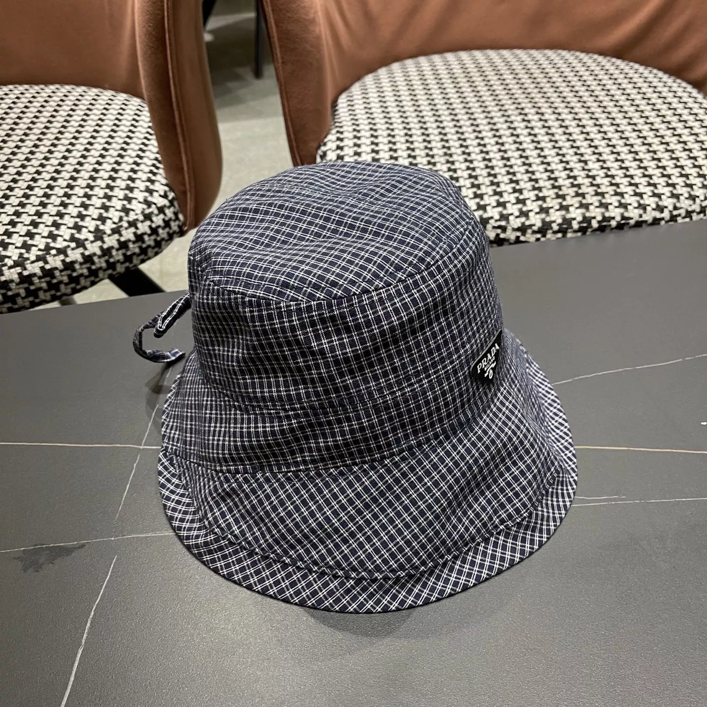 Elegant 2446 Prada Caps