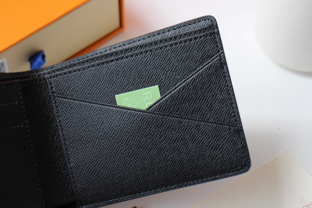 Elegant 2600 Louis Vuitton AAA Man Wallets