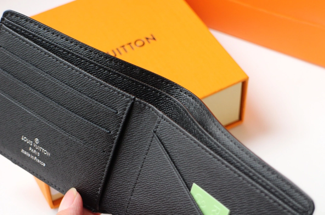 Elegant 2600 Louis Vuitton AAA Man Wallets