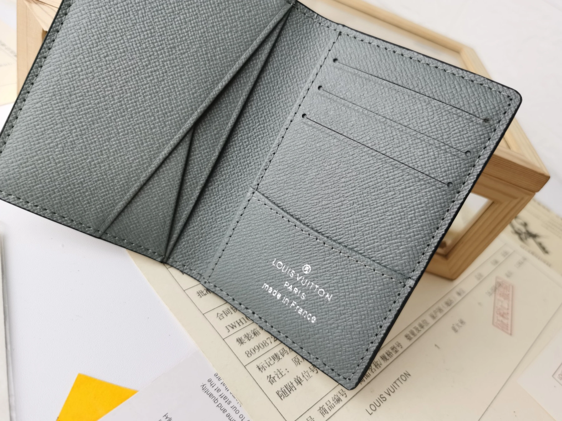 Elegant 2938 Louis Vuitton LV Card Case For Unisex