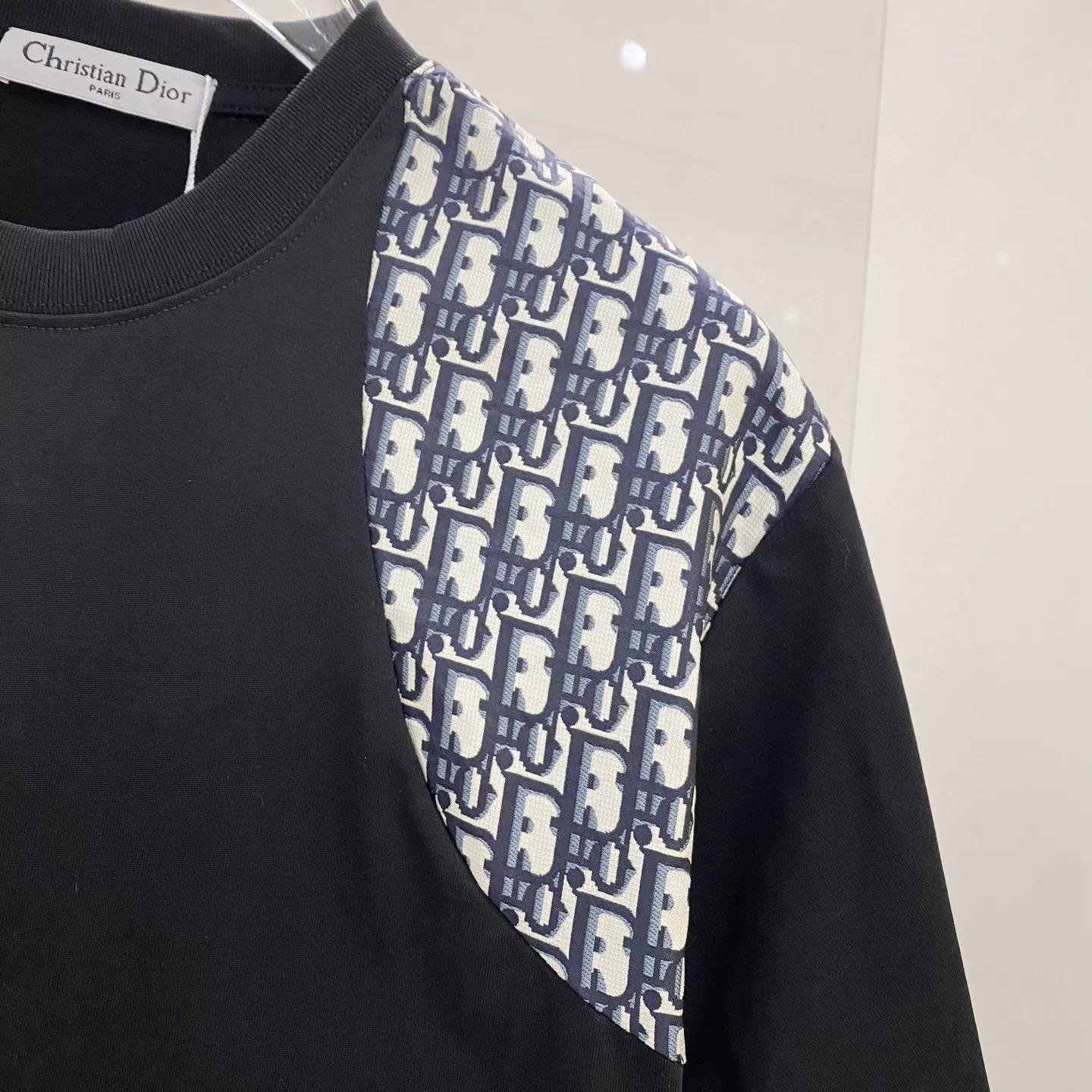 Elegant 334 Louis Vuitton LV T-Shirts Short Sleeved For Unisex