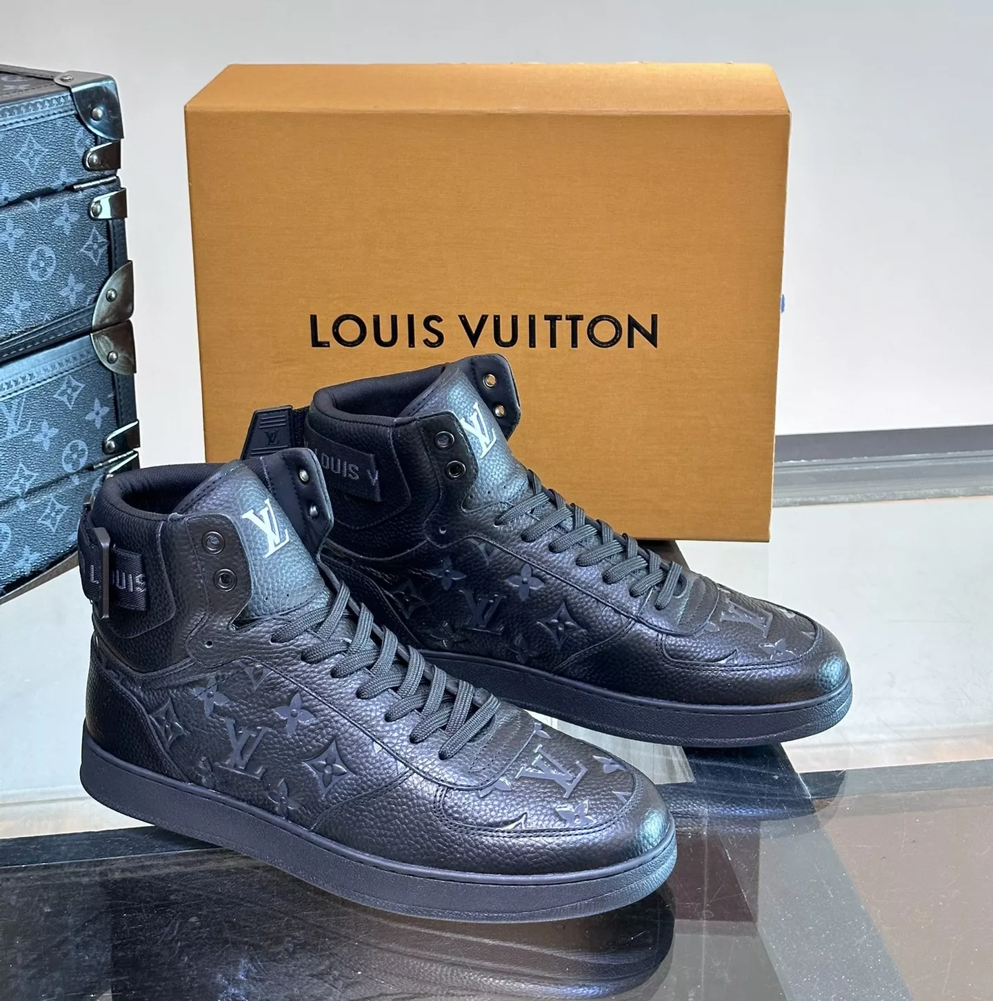 Elegant 3587 Louis Vuitton High Tops Shoes For Men