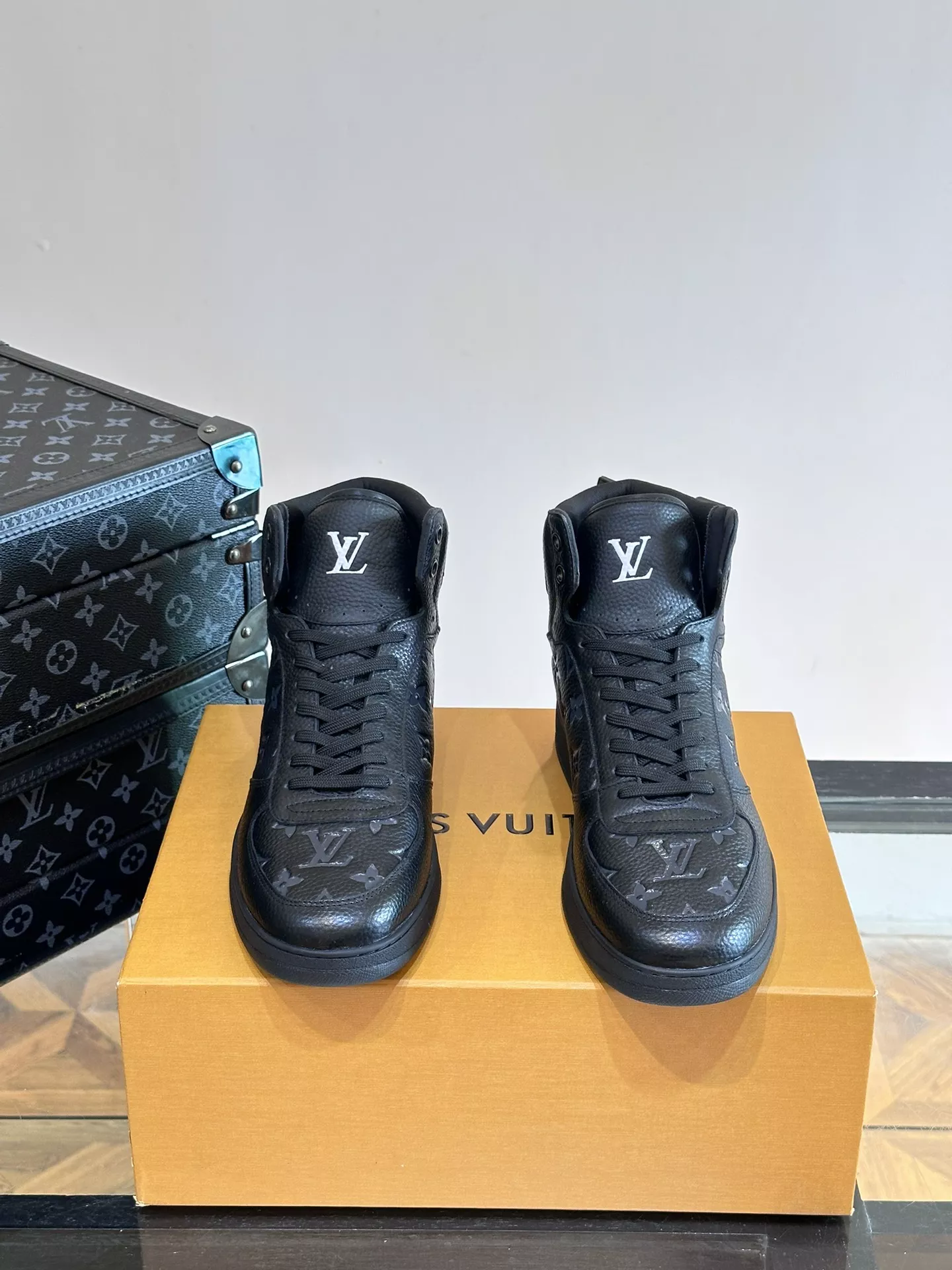 Elegant 3587 Louis Vuitton High Tops Shoes For Men