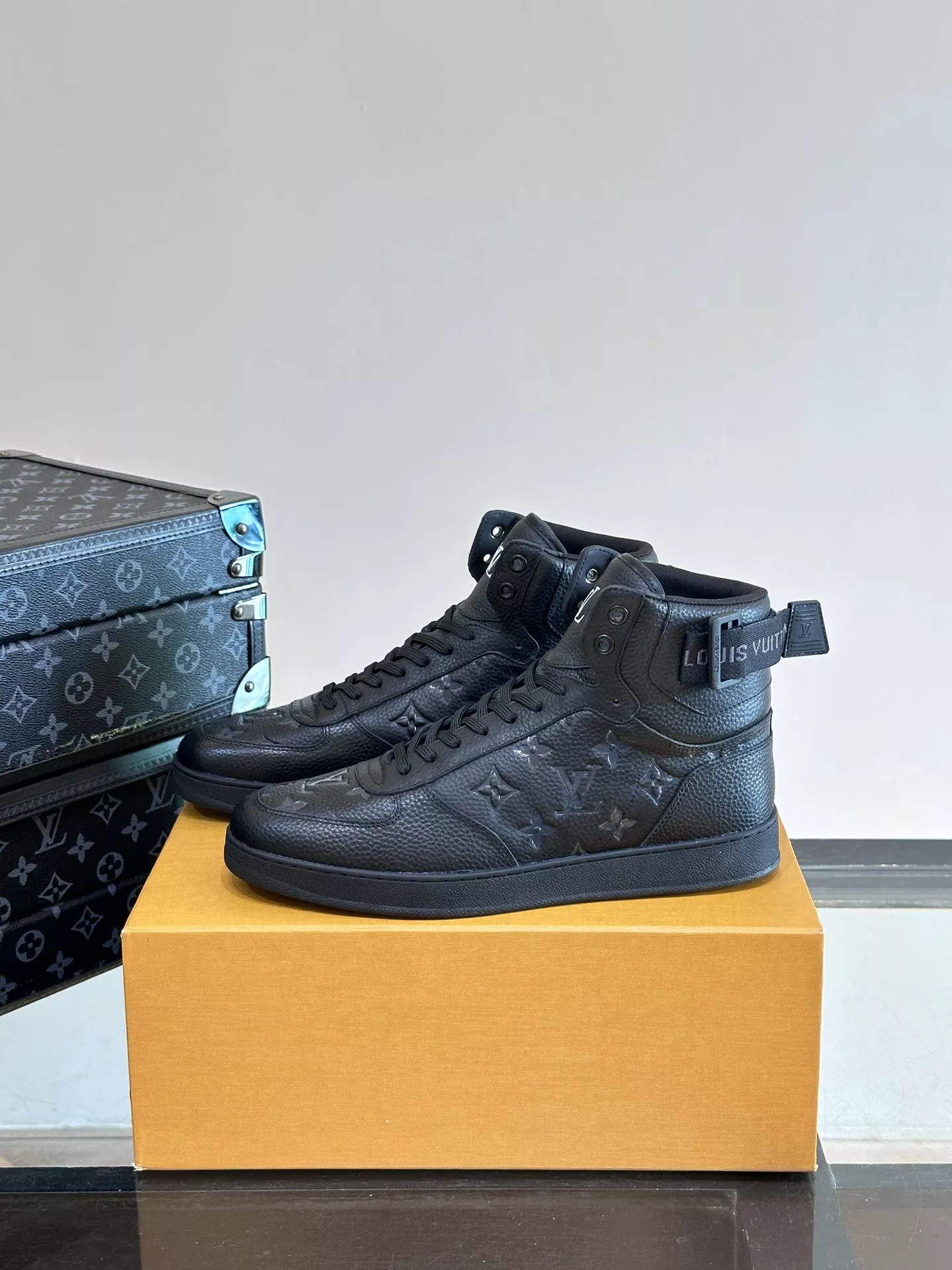 Elegant 3587 Louis Vuitton High Tops Shoes For Men